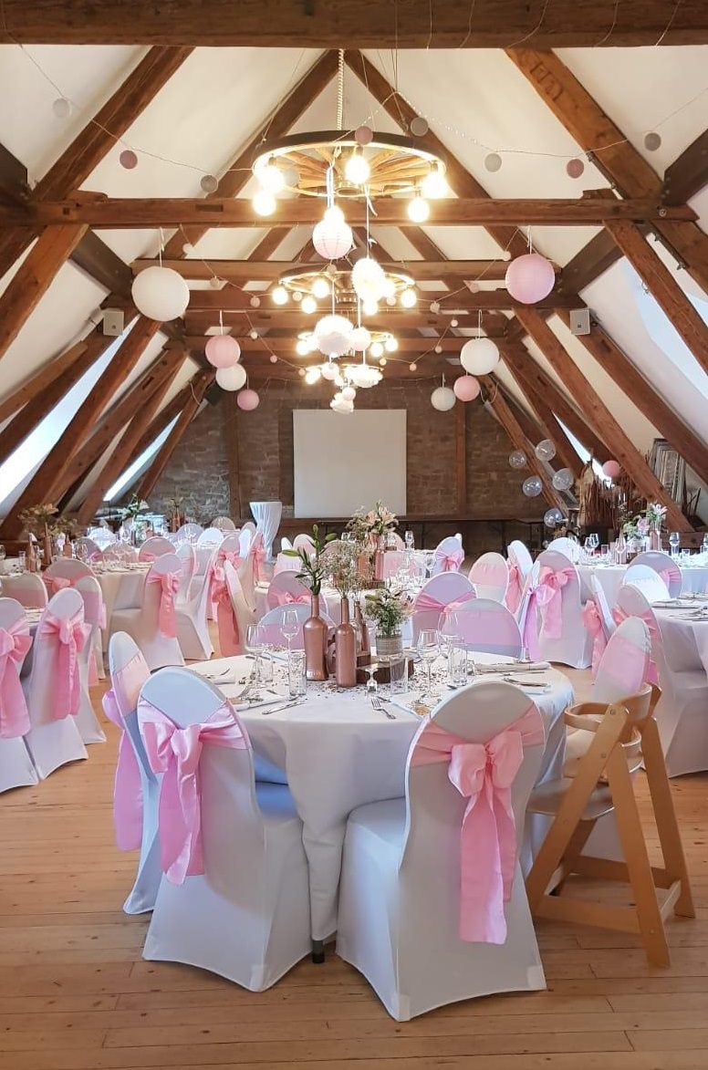 Stuhlhussen mieten mit Rosa Schleifen