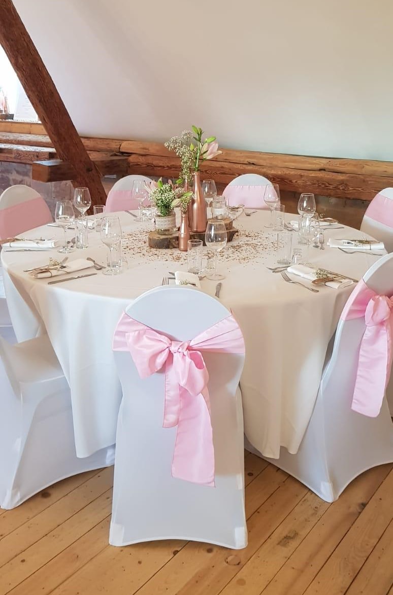 Stuhlhussen mieten mit Rosa Schleifen